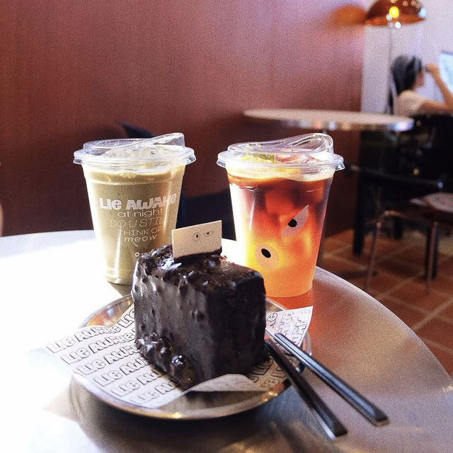  Lie Awake Cafe – ร้านกาแฟเล็ก ๆ