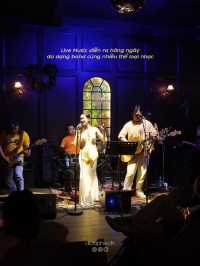 evokes the spirit of the Roaring Twenties