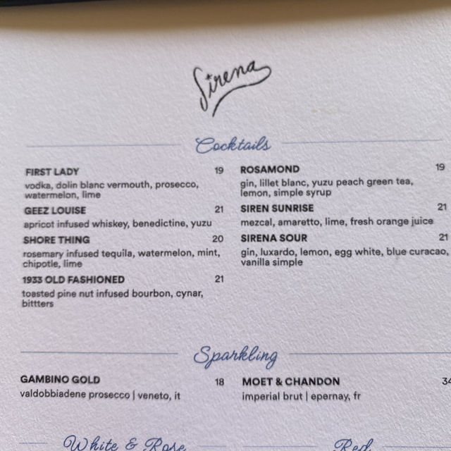 藍牆黃傘的午後時光，在 The Georgian Hotel 的 Sirena 小歇一餐