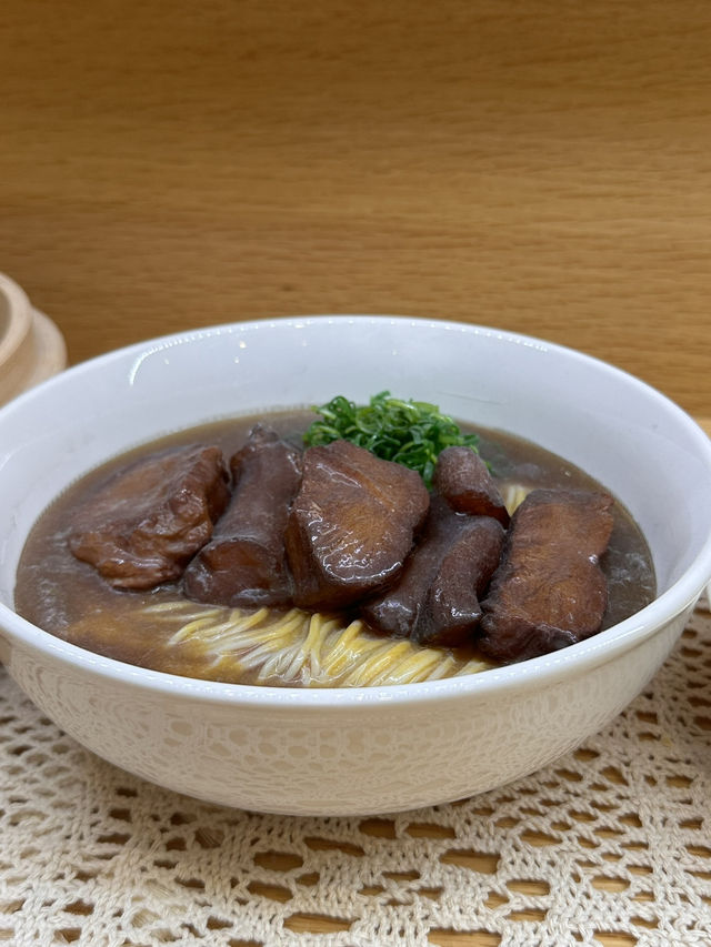 アツアツ火鍋vs肉汁小籠包！サンウェイ・ピラミッドで究極のグルメ対決