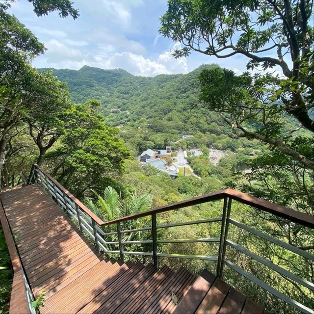 Ridge Walking with Ocean Views at Niugangling Mountain