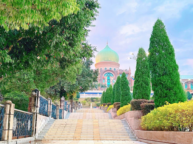 The Crown Jewel of Putrajaya — Perdana Putra  The Crown Jewel of Putrajaya — Perdana Putra