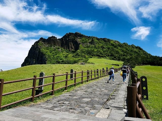 성산일출봉 – 제주의 새벽을 깨우는 붉은 무대