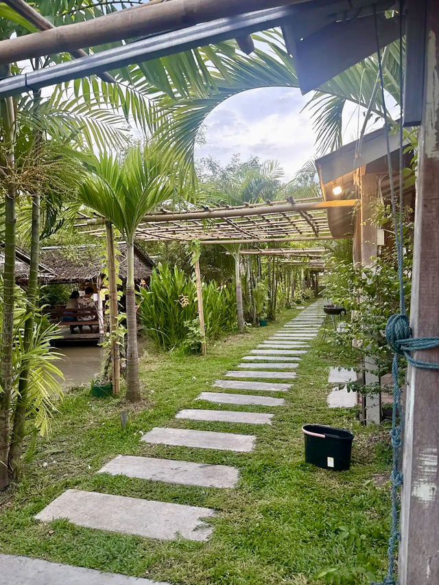 หลงทางไม่ว่า แต่อย่าหลงรักร้านนี้ 🌴✨