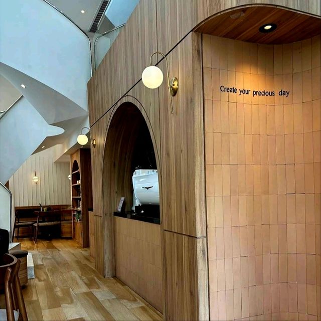 คาเฟ่เปิดใหม่ มีแลนด์มาร์คเดินบันไดวน - Morestto