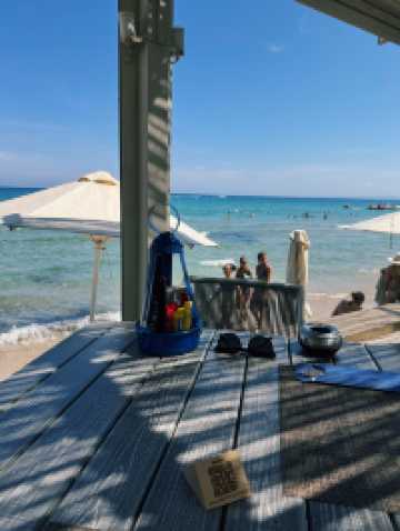 트실비 비치 앞에서의 여유로운 식사와 해변 산책