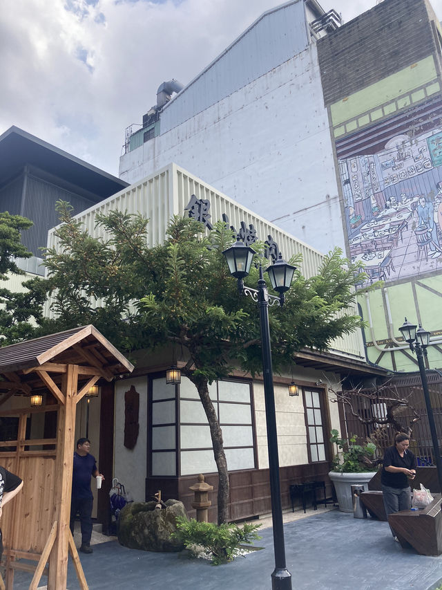 很有氣氛的日式建築用餐環境～