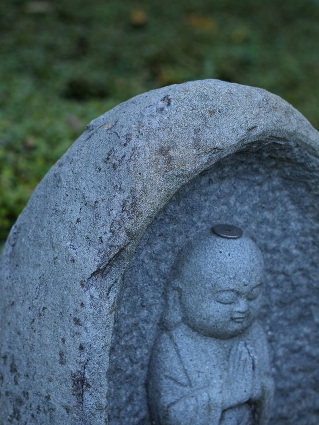 色づく紅葉の絶景スポット 可愛い石像がいっぱい 色づく紅葉の絶景スポット 可愛い石像がいっぱい