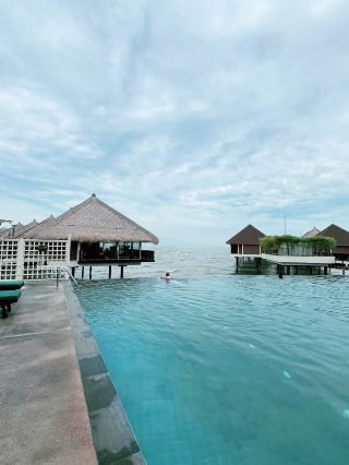 海邊無邊際泳池天堂