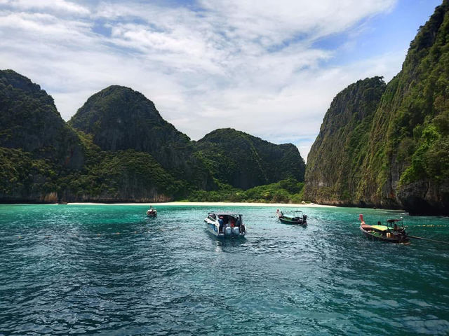 เกาะพีพี สวยงามตามท้องเรื่อง 🌊 เกาะพีพี สวยงามตามท้องเรื่อง 🌊