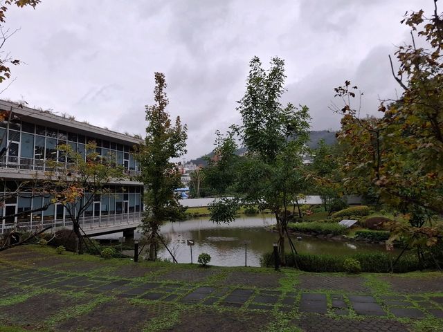 政大達賢圖書館是政治大學近年最具代表性的校園地標之一,以現代感十足的建築設計,重新定義大學圖書館的樣貌 政大達賢圖書館是政治大學近年最具代表性的校園地標之一,以現代感十足的建築設計,重新定義大學圖書館的樣貌