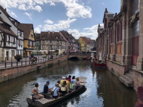 🪞 A scene where the expression changes in each alley