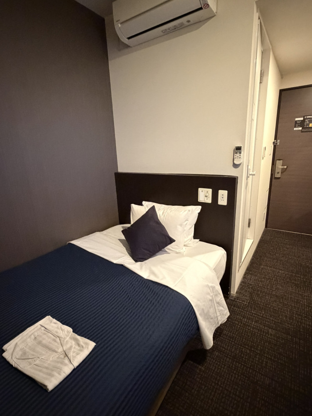 Shinjuku / TOKYO Higashi-Shinjuku
Affordable accommodation in Shinjuku?!
If you're planning a quick and budget-friendly trip to Tokyo, staying in Shinjuku is highly recommended✨
This is a 2-star hotel!
It has a business hotel vibe, and on the first floor, you'll find a water dispenser, coin laundry, restroom 🚽, and vending machines!
It's also great for long-term stays✨
The rooms are well-equipped with amenities like toothbrushes 🪥, shampoo and conditioner, a kettle, refrigerator, hairdryer, and more!
Having a deodorizing spray is a nice touch!
There's even a humidifier in the room! The power outlets 🔌 include USB ports for direct charging, and there's an extension cord available too!
However, perhaps due to eco-friendly measures, bottled water is not providedㅠㅠ
If you lose your room key card, there's a penalty fee of 8,000 yen, and if you lose the luggage tag, you'll need to pay 2,000 yen.
There were many foreign guests, but it wasn't inconvenient at all! The front desk staff are foreigners who speak excellent Japanese!
Check-out is at 10 AM, which is a bit early, but you can store your luggage and travel hands-free✨
┈┈┈┈┈┈┈┈┈┈┈┈┈┈┈┈┈
▼Hotel Livemax Shinjuku EAST
〒160-0022
6-27-49 Shinjuku, Shinjuku-ku, Tokyo
Check-in: 3 PM
Check-out: 10 AM
┈┈┈┈┈┈┈┈┈┈┈┈┈┈┈┈┈
Instagram: ar.9d
If you found this helpful, please press ˗ˏˋ Like ˎˊ˗ to encourage me♡(•ө•) Thank you! I also share lots of travel information, so come check it out~~~