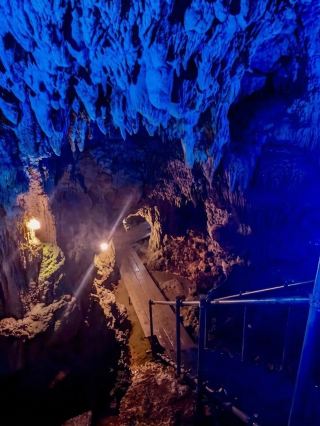 CAVE OKINAWAの神秘的な美しさを探る。