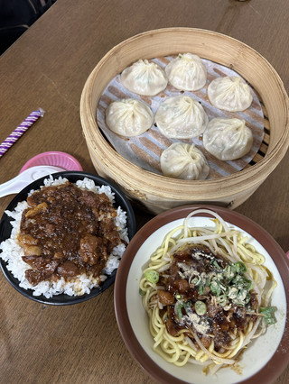 台北連續四日暴走之旅,行程緊密得黎絕無冷場!今次主打五月天演唱會,從降落桃園機場一刻起就馬不停蹄,即刻殺去大巨蛋,見證天團live震撼現場,周邊狂買手信、走訪文創展覽、瘋狂夜市美食、甚至最後一秒都不放過24小時家樂福掃貨,完整演繹咩叫「爆肝行程」!小貼士:行程緊湊嘅朋友記得預約好重點美食,分配好時間,才夠盡興又玩得高質。

🗓️ Day 1|飛機落地直奔五月天現場
一落機就要衝!直奔【臺北大巨蛋】(110台灣台北市信義區新仁裏忠孝東路四段515號,全年全日營業),近期啱啱翻新,動線暢順,進場檢票超efficient。晚飯建議機場快餐or場館附近便利店速戰速決,入場前買定演唱會飲料及週邊,小物件現場易賣晒,記得把握機會!

🗓️ Day 2|續享五月天+松山週邊樂
今日繼續五月天ing,可以順便探索大巨蛋、松山區周邊。(有展覽或期間限定pop-up的不妨預早排隊,週邊買嘢人流多,記得預多啲時間同選購list!)附近生活圈多文青cafe可以歎,排隊之間影下相,打發等待時間都唔悶。建議早啲入場,咁先聽到全部high歌~

🗓️ Day 3|壽喜燒名店朝聖、華山文創展覽×夜市美食×按摩療癒
先去【祗園.襌院壽喜燒】享受包廂專人服務,私隱度好高,每次來都覺得被招呼得貼心,聽聞連首富郭董都係粉絲(建議訂枱)。之後過【華山1914文創園區】(100台灣台北市中正區梅花裏八德路一段1號,全年全日營業),主打最潮展覽~今次遇到Chiikawa主題,現場展覽豐富又好影相,週邊區忍手都難呀!必買明信片、掛飾、手繪小物。
晚餐殺去【艋舺夜市】體驗在地人氣地瓜球、鹽水雞~爽脆又夠味,想食盡台式小食嘅話夜市好啱。醫飽冇耐,華西街夜市揾按摩老店推一下,【臺北華西街夜市】(108台灣台北市萬華區華西街,16:00-23:59)正宗腳底按摩非常推!

最後臨睡時間不夠用都可以24小時【家樂福】補貨,零食、當地特色、生活雜貨一次過入袋,買完即刻番酒店倒頭大睡!

🗓️ Day 4|手信掃貨總結、愛文芒特搜
結帳前shopping成行必做!目標:西門町+車站廣場兩大地標。
西門町商圈(108台灣臺北市萬華區,17:00-22:00)絕對係買手信、一番賞、美妝雜貨天堂。行埋【臺北車站廣場】(100台灣台北市中正區北平西路3號2樓),連鎖餅店、土產專區齊全,懶人模式掃貨最啱。
尾站千祈唔好miss濱江市場頂級新鮮愛文芒,甜到漏水直接買好多帶番香港,自己食或送禮都一流!

✨旅遊小貼士
· 五月天演唱會場超大,記住預早到埸/熟悉出口,唔洗趕唔洗迷路。
· 大型show之後交通會逼,建議捷運or滴滴/計程車app同時備用。
· 夜市人潮多,財物小心保管,按摩推薦選舊店信用好啲。
· 華山/松山展覽熱門會有限定時間,預早上網查最新活動,部分展覽需現場/網上先購票。
· 家樂福/濱江市場可以tax refund,記得出示護照~

#五月天演唱會  #台北文創  #台灣夜市  #台北必吃  #爆肝行程 