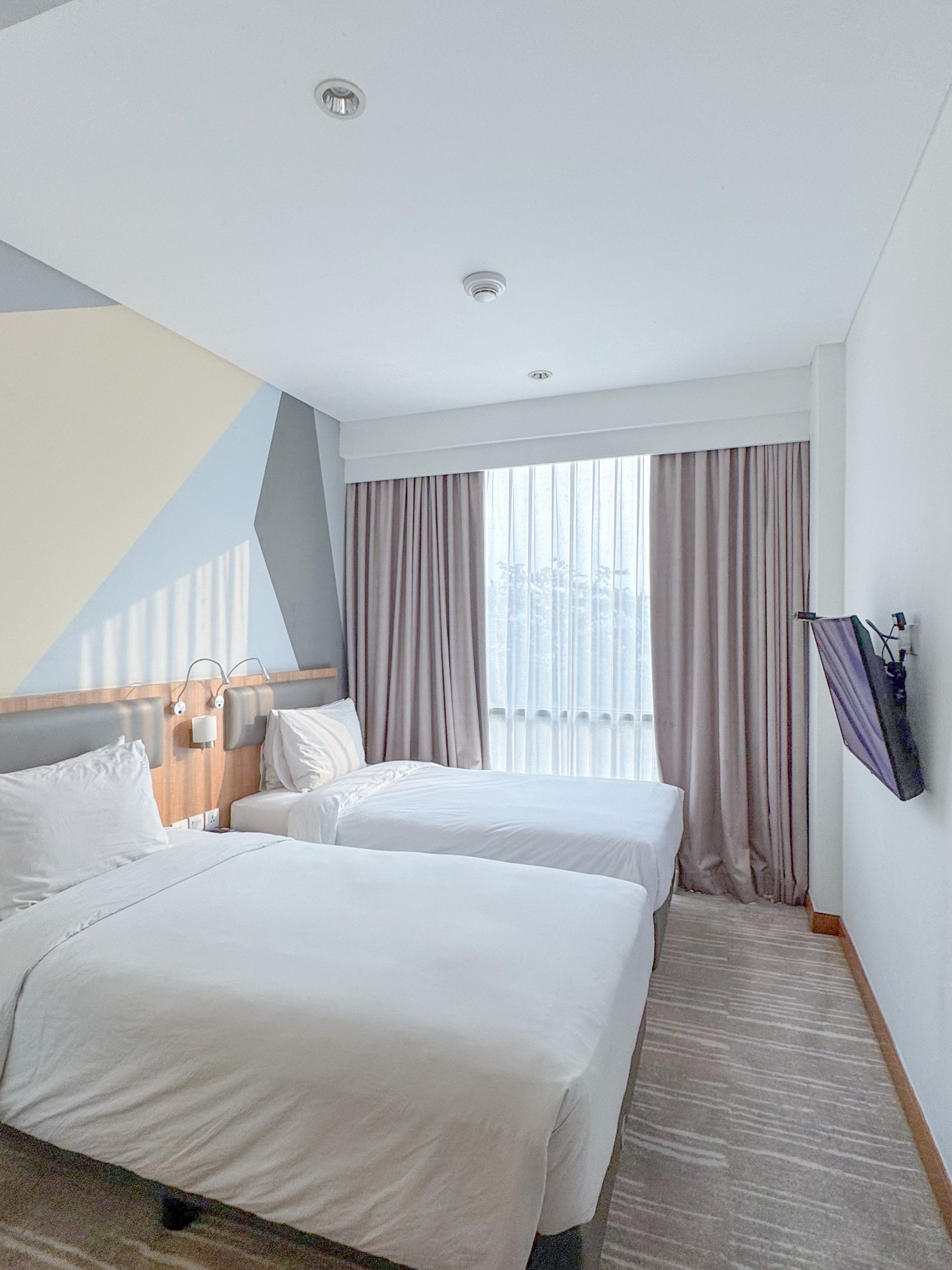 Jika Anda mengunjungi Jakarta dan mencari hotel dengan harga terjangkau namun menawarkan fasilitas yang baik, ini adalah pilihan yang tepat!

🏨 Holiday Inn Express Jakarta Menteng by IHG

Hotel ini terletak di Jalan Matraman, tepat di seberang Gramedia Matraman Mall. Terdapat banyak restoran dan toko di dekatnya, sehingga mudah untuk menemukan tempat makan kapan pun Anda lapar.

Kamar-kamarnya modern dan sederhana, namun praktis. Kamar-kamar tersebut menawarkan Wi-Fi gratis, bersih, dan memiliki fasilitas lengkap, sehingga cocok untuk wisatawan yang berlibur maupun pebisnis.

⭐️ Yang paling menarik adalah sarapan gratis! 🍳☕️
Sarapan disajikan mulai pukul 06.00 hingga 10.00.

Menu menawarkan berbagai macam makanan, termasuk teh, kopi, roti, dan croissant.

Dan bukan hanya kamar dan sarapan; Selain itu, ada juga:
🏋🏻♀️ Pusat kebugaran 24 jam
🧺 Layanan laundry mandiri
📶 Wi-Fi gratis
🚗 Parkir gratis

Namun, perjalanan dari hotel ke Bandara Soekarno-Hatta membutuhkan waktu sekitar 40 menit hingga 1,5 jam karena kemacetan lalu lintas di Jakarta, mirip dengan Bangkok. Berikan waktu yang cukup untuk masa inap Anda.

💰 Ringkasan Nilai untuk Uang
Secara pribadi, saya pikir poin kuat hotel ini adalah Anda mendapatkan semua yang Anda bayarkan di dalam kamar. Termasuk sarapan gratis, Wi-Fi gratis, pusat kebugaran 24 jam, layanan laundry, dan parkir gratis. Ditambah lagi, ada pusat perbelanjaan dan banyak restoran tepat di depan hotel.

Ini bukan hotel mewah, tetapi jika Anda menginginkan hotel standar yang baik dengan harga yang wajar, nyaman untuk menginap, lokasi yang strategis, dan termasuk sarapan, ini adalah pilihan yang sangat bagus untuk perjalanan Anda ke Jakarta 🇮🇩✨

📌 Jika Anda merencanakan perjalanan ke Jakarta, simpan hotel ini! ✈️🇮🇩