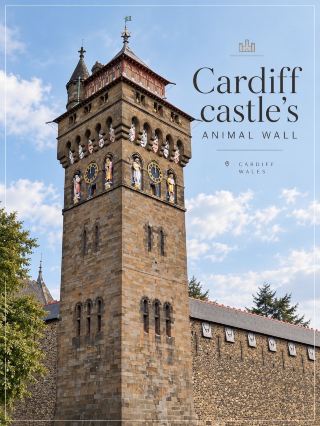 
🏰 Cardiff Castle’s Animal Wall | Cardiff, Wales 🐾🇬🇧

มาเที่ยว Cardiff เมืองหลวงของเวลส์ อีกหนึ่งจุดที่น่าแวะคือบริเวณ Cardiff Castle ปราสาทเก่าแก่ใจกลางเมืองที่มีสถาปัตยกรรมสวยมาก เดินเข้ามาก็ได้บรรยากาศยุโรปแบบคลาสสิกเต็ม ๆ

หนึ่งในไฮไลต์ที่หลายคนชอบถ่ายรูปคือ Animal Wall หรือกำแพงสัตว์ 🐒🦁🐻 จุดเด่นคือประติมากรรมรูปสัตว์ที่ดูเหมือนกำลังเกาะและปีนอยู่บนกำแพง แต่ละตัวมีท่าทางและรายละเอียดแตกต่างกัน น่ารักและแปลกตาดีค่ะ

ส่วนภายในบริเวณปราสาทก็มีมุมสวย ๆ เยอะมาก ทั้งกำแพงหิน หอคอย และรายละเอียดของตัวอาคารที่ให้ความรู้สึกเหมือนย้อนเวลากลับไปในอดีต ถ้าเป็นสายถ่ายรูป แนะนำเผื่อเวลาเดินเล่นรอบ ๆ สักหน่อย เพราะมีมุมให้เก็บภาพเพียบ 📸

📍 Cardiff Castle, Cardiff, Wales
🐾 ไฮไลต์: Cardiff Castle’s Animal Wall
📸 เหมาะกับสายถ่ายรูปและคนชอบสถาปัตยกรรม
🏰 สามารถเที่ยวตัวปราสาทและ Animal Wall ต่อกันได้เลย

ใครมีแพลนมา Cardiff แนะนำให้ปักหมุดไว้ค่ะ เป็นอีกหนึ่งแลนด์มาร์กที่ได้ทั้งบรรยากาศเมืองเก่า ประวัติศาสตร์ และมุมถ่ายรูปสวย ๆ ในที่เดียว 🤎✨

#CardiffCastle #AnimalWall #Cardiff #Wales #VisitWales #เที่ยวเวลส์ #เที่ยวอังกฤษ #เที่ยวUK #รีวิวเที่ยว #เที่ยวต่างประเทศ #TravelUK