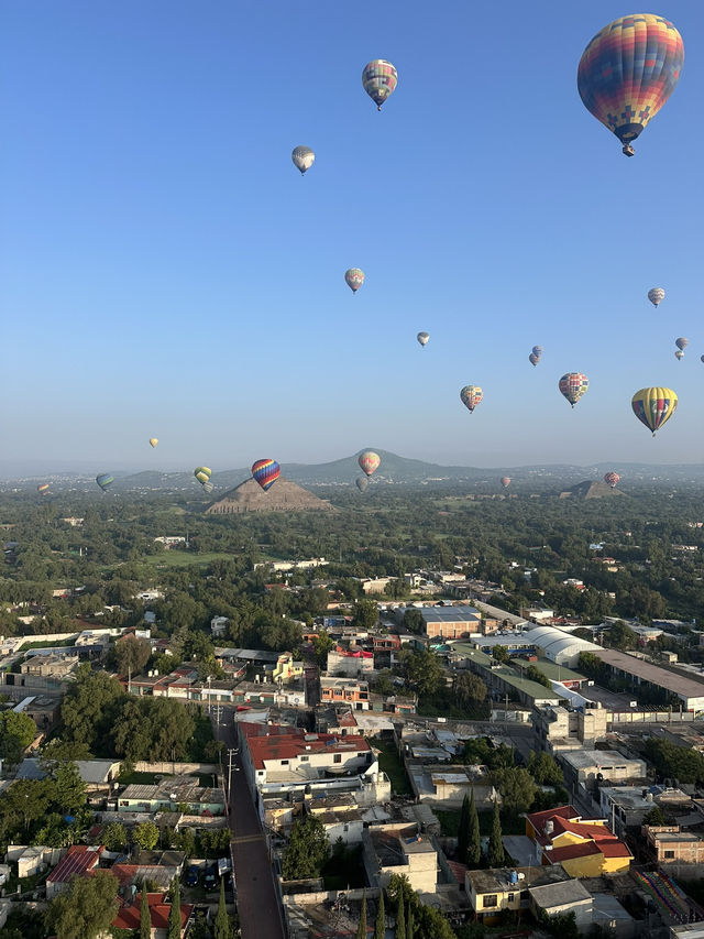 Teotihuacán Balloon Ride – Soaring Above the Ancient World! 🎈🌅