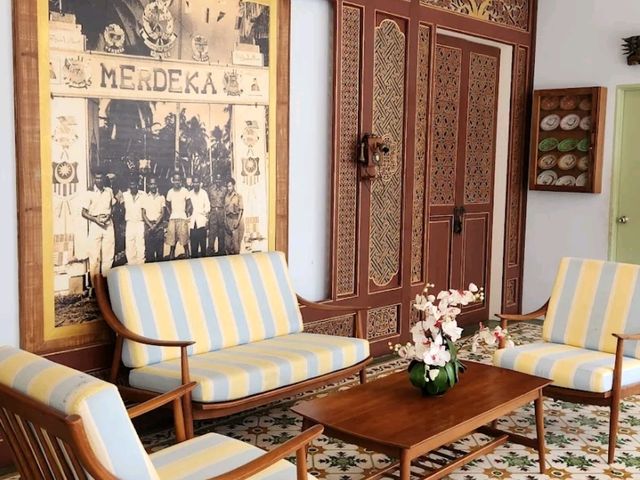 “Peranakan Charm: Insta-Worthy Boutique with Warm Service”