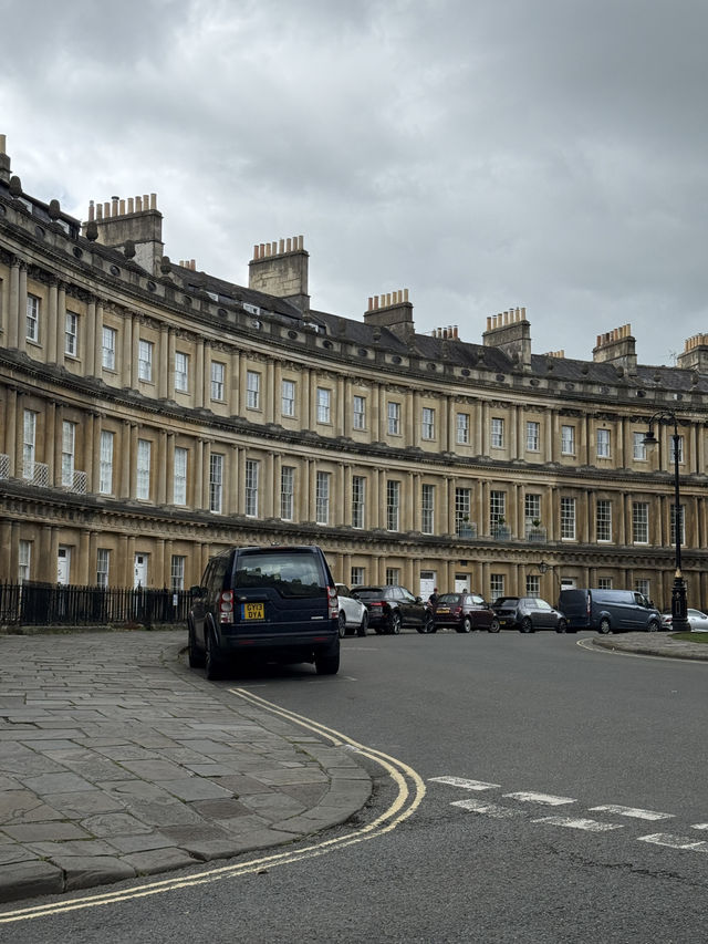 The Royal Crescent in Bath: A Georgian Masterpiece 🏛️