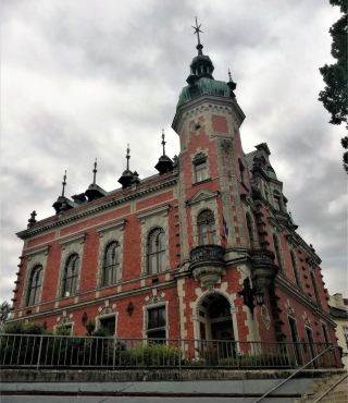 Step Into History at Ottendorfer House: Svitavy’s Insta-Worthy “Red Library” 📚❤️