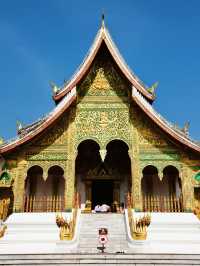 Laos temples are really great for taking photos 🇱🇦 and there are basically no tourists.