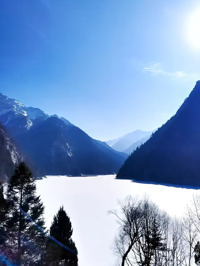 Going to Jiuzhaigou in winter is really great, with fewer people and beautiful scenery