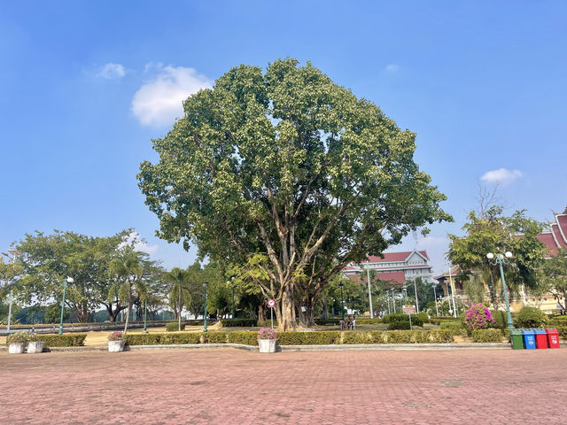 老撾塔銮寺的旁邊還有一座塔銮怒寺