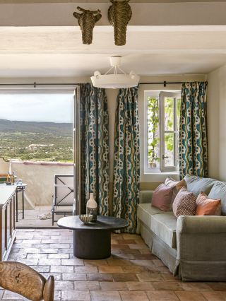 🌟🏰 Provençal Paradise: Crillon le Brave Unveiled 🌄