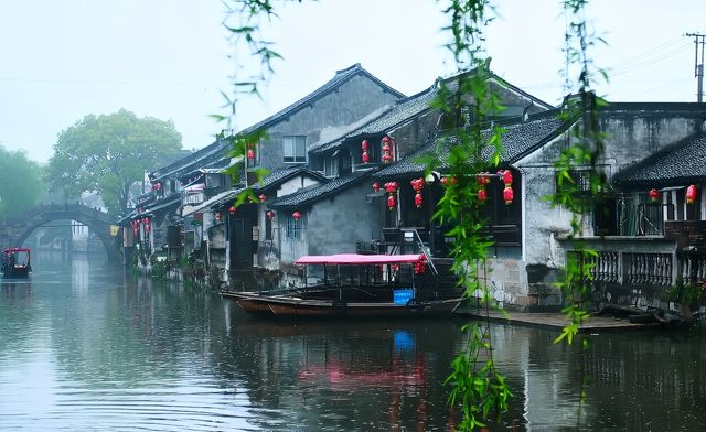 當金山下了雨，就美成了如詩如畫的“煙雨江南”