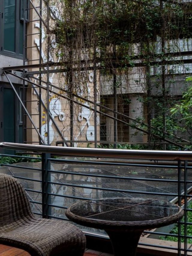 🌟🏨 Sandton's Stylish Sleeps: Raphael Suites! 🛌✨
