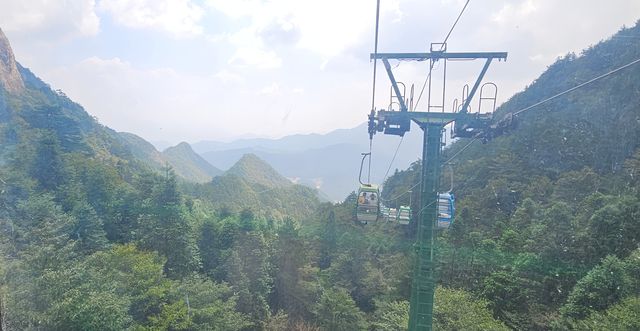 明堂山主峰海拔1563米，位於長江和淮河兩大流域的分水嶺。景區內提供的特色項目有「步步驚心」高空體驗。