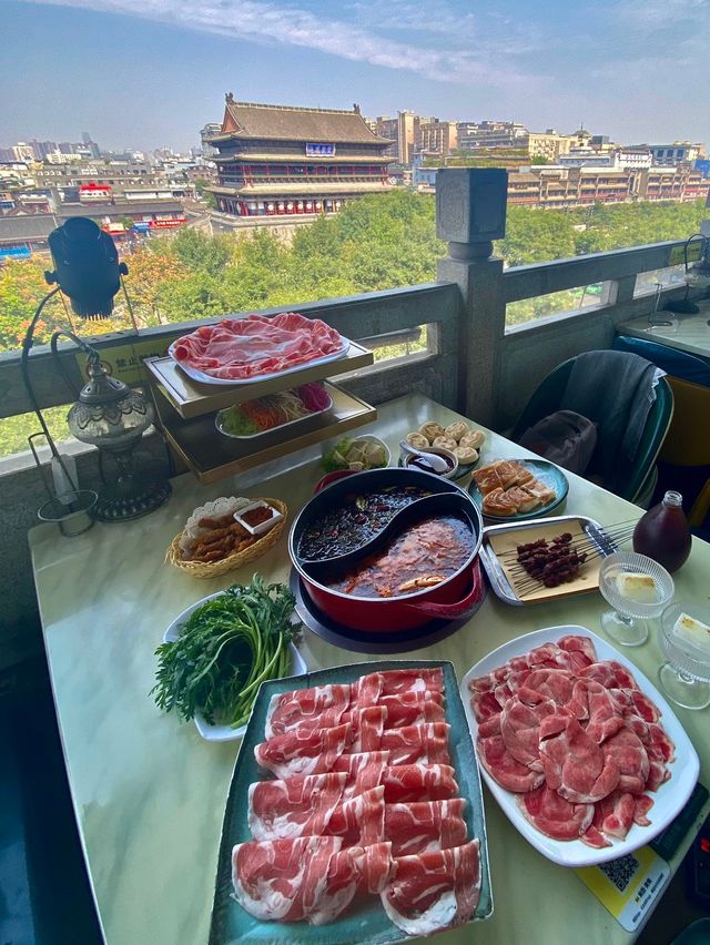 西安這家火鍋店，俯瞰鼓樓鐘樓位置可真好！！。