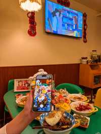 長春桂林路｜蠟筆小新主題的日式食堂。真的太可愛了 環境及餐食滿滿的蠟筆小新風格 肥牛咖喱。