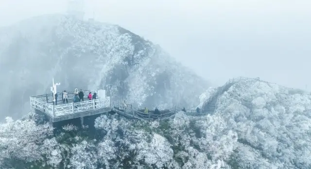 Encounter the Sea of Clouds and Rime Ice in Mangshan, Chenzhou.