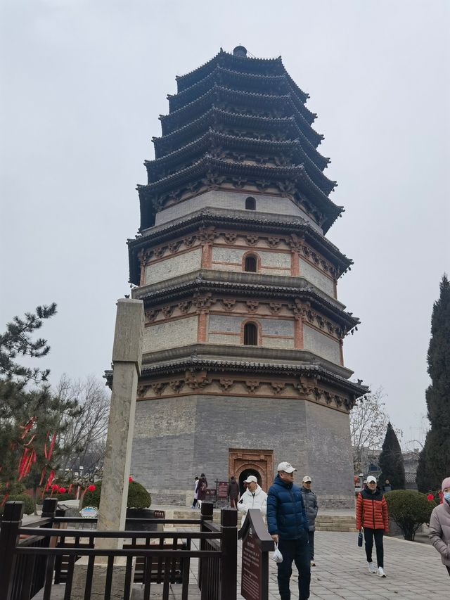 觸摸歷史的脈絡，仰望凌霄塔的壯麗