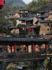 霧雨中的古村，仿佛世外桃源！