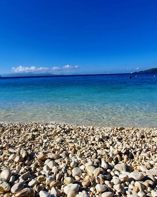 希臘萊夫卡斯島瓦西利基海灘——自然與寧靜的完美邂逅