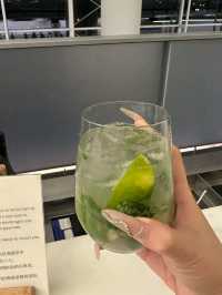 ✨香港機場The Wing休息室｜藏在1號閘口的日落酒吧秘境🌅
