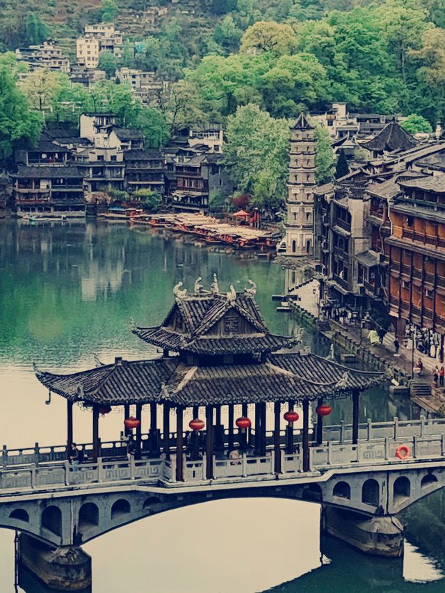 タイトル：中国・鳳凰古城の魅力を満喫！絶景と文化が詰まった旅ガイド​