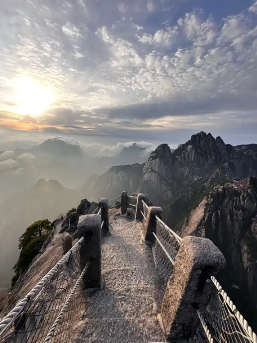 Huangshan 2-Day Hiking Marathon Guide: Say No to Cable Cars and Measure the Stunning Autumn Scenery on Foot