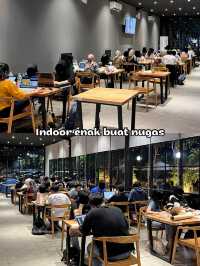 Tempat Nugas Malam dengan Oasis di Luar