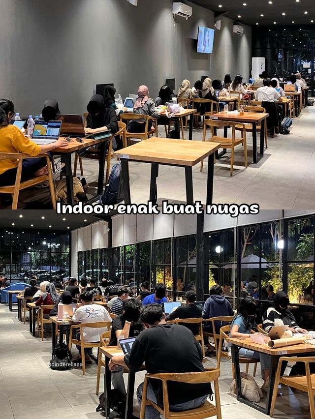 Tempat Nugas Malam dengan Oasis di Luar