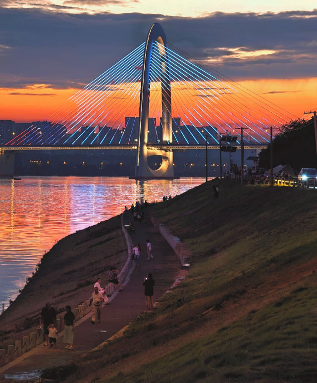 長沙湘江落日封神了!本地人私藏的橘子洲日落攻略 長沙湘江落日封神了!本地人私藏的橘子洲日落攻略