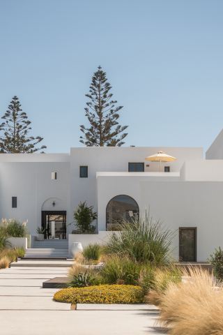 天然の岩湾の下で泳ぐ