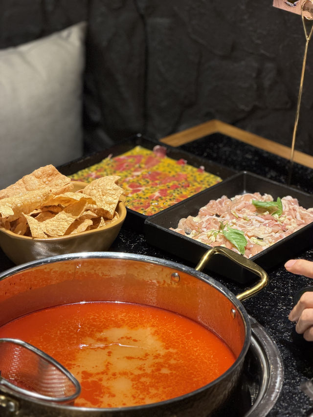北京也能吃到現舂的！雲南野果酸湯火鍋，一口酸到景邁山