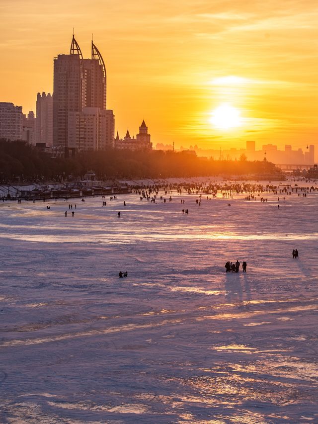 震撼！冰凍期松花江美成天然滑雪場，日落+摩天輪絕了！