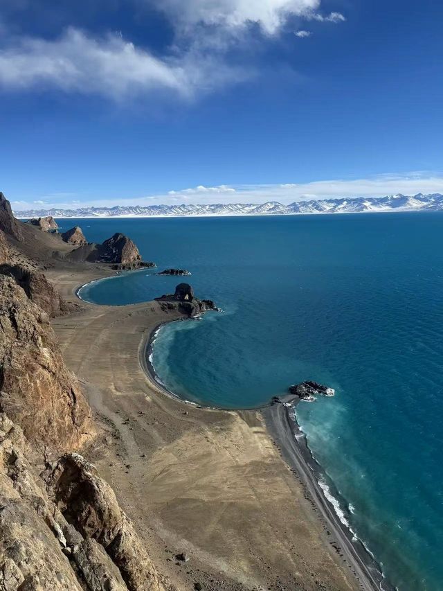 納木錯，西藏的明珠，作為世界上海拔最高的湖泊之一，它以其獨特的地理位置和壯美的自然景觀而聞名。在這裡