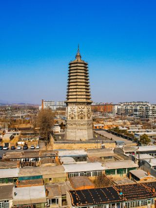 หากต้องการเที่ยวชมอำเภออี้เซียนอย่างมีประสิทธิภาพภายในหนึ่งวัน คุณสามารถติดตามลำดับเหตุการณ์ทางประวัติศาสตร์ของ "ยุคเว่ยเหนือ-เหลียว-หมิง" ได้