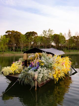 ขึ้นเรือที่เต็มไปด้วยดอกไม้